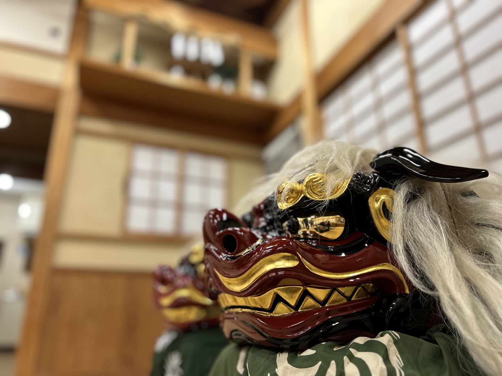 和室に置かれた小袋谷囃子会の獅子頭、紅地に金の装飾
