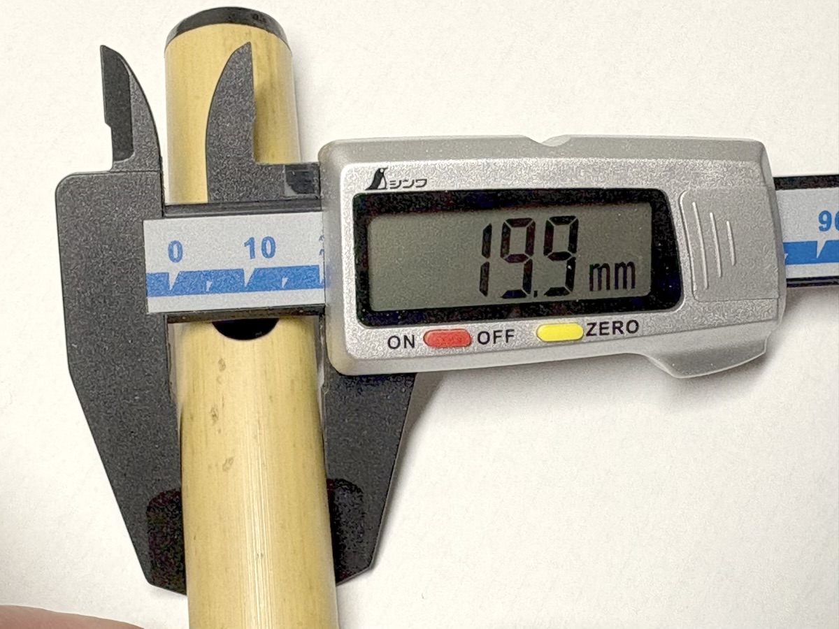 篠笛の歌口脇にデジタルノギスを当てて外径を測っている様子。ディスプレイには19.9mmと表示されている